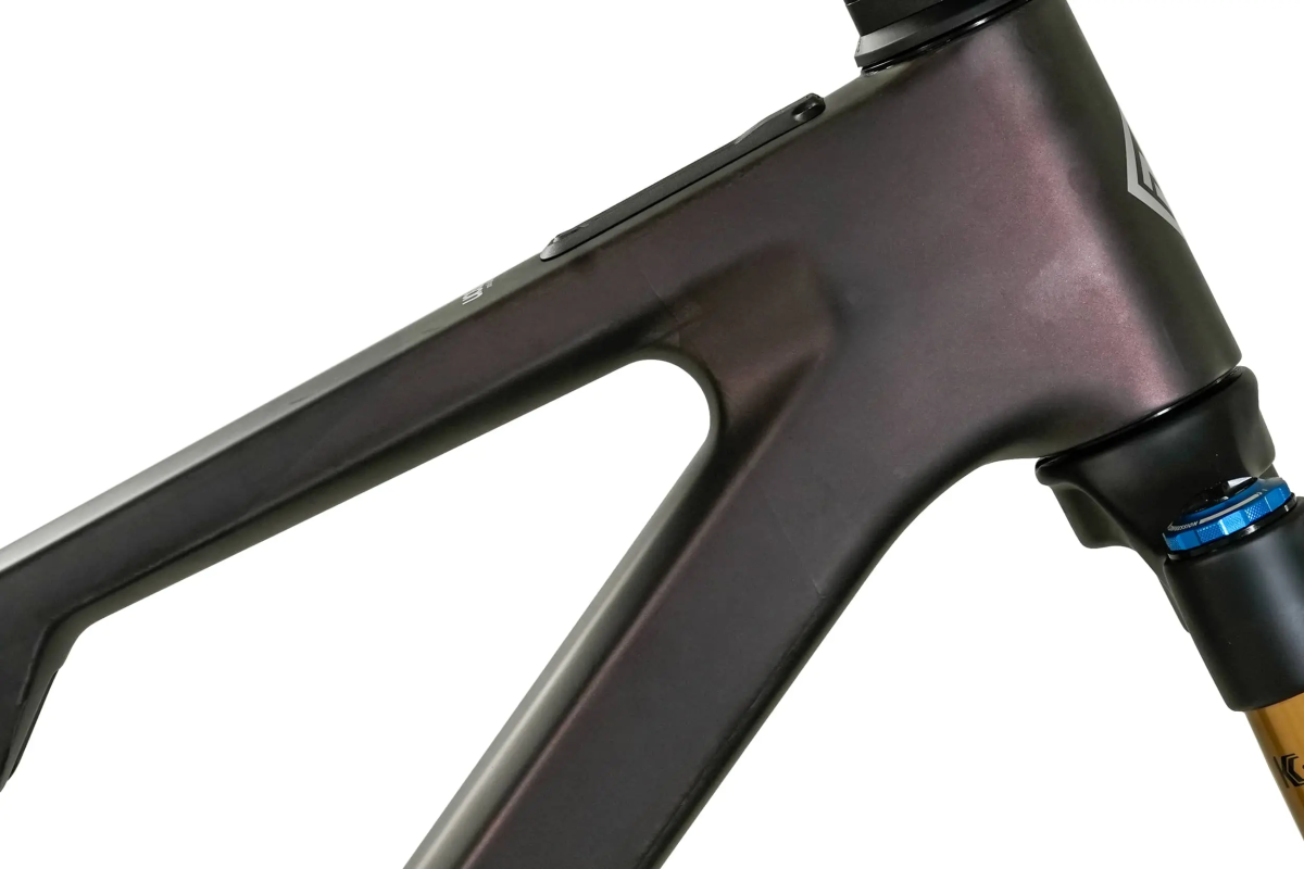 Megamo Reason AIR CRB 05 Avinox M2S 2027 Garnet UD