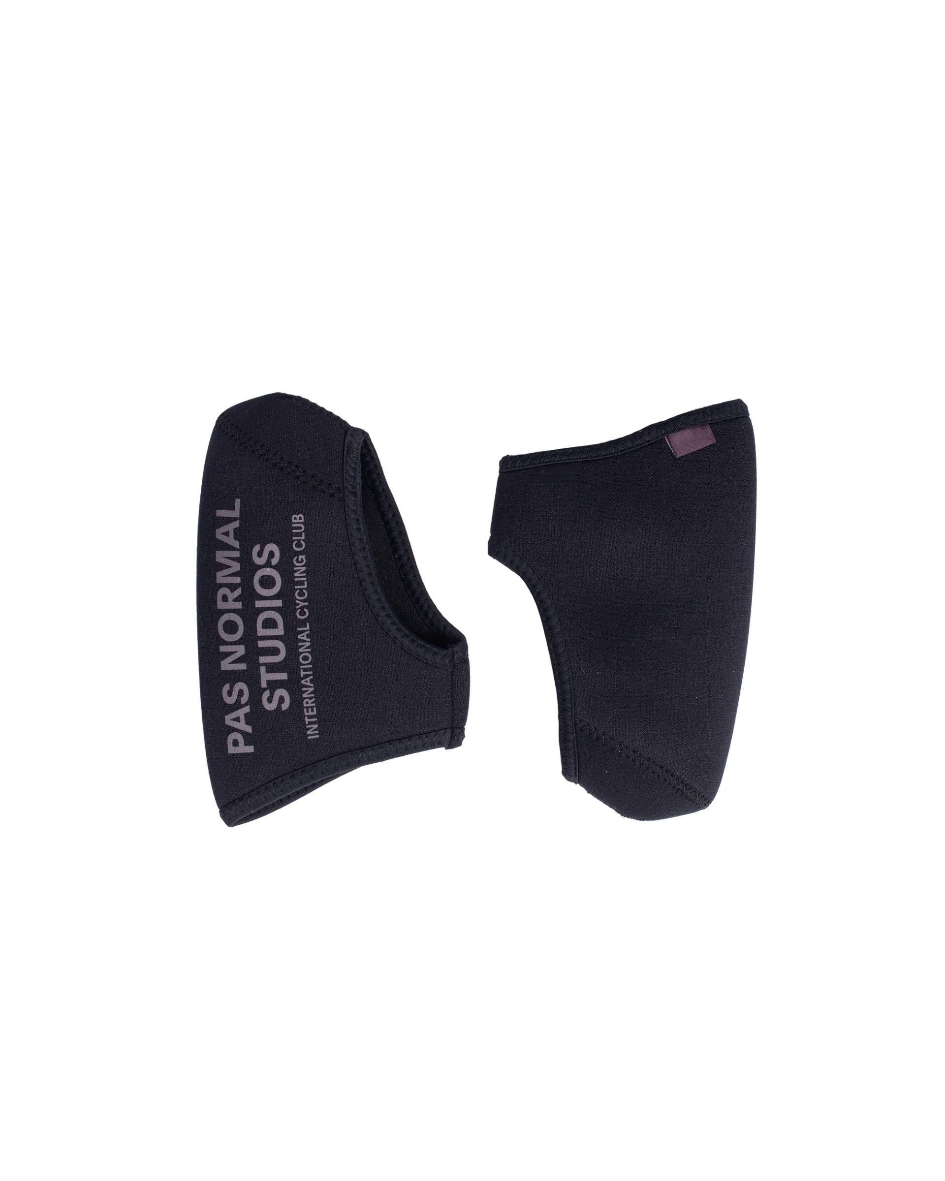 Cubrepuntera Pas Normal Studios Logo Unisex Negro